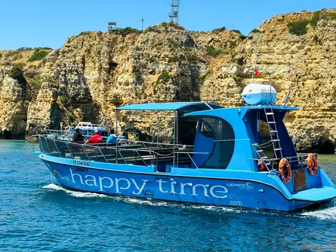 Catamarã Liberty a partir da Marina de Lagos no passeio às Grutas de Benagil