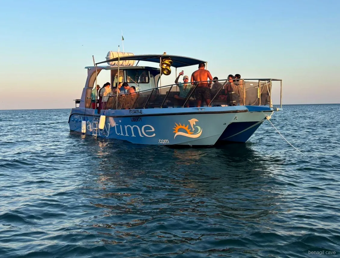 Família no convés do catamarã durante o passeio de Lagos às Grutas de Benagil