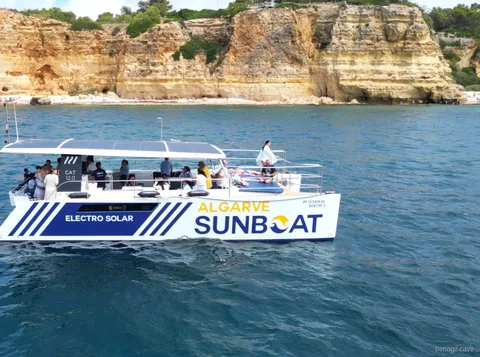 Catamarã elétrico a partir da Marina de Portimão no passeio eco às Grutas de Benagil