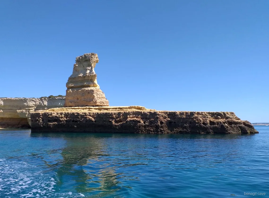 Lugares no convés do catamarã de Albufeira às Grutas de Benagil