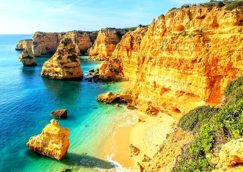 Grupo pequeno na excursão às Grutas de Benagil desde Faro a caminhar pela costa