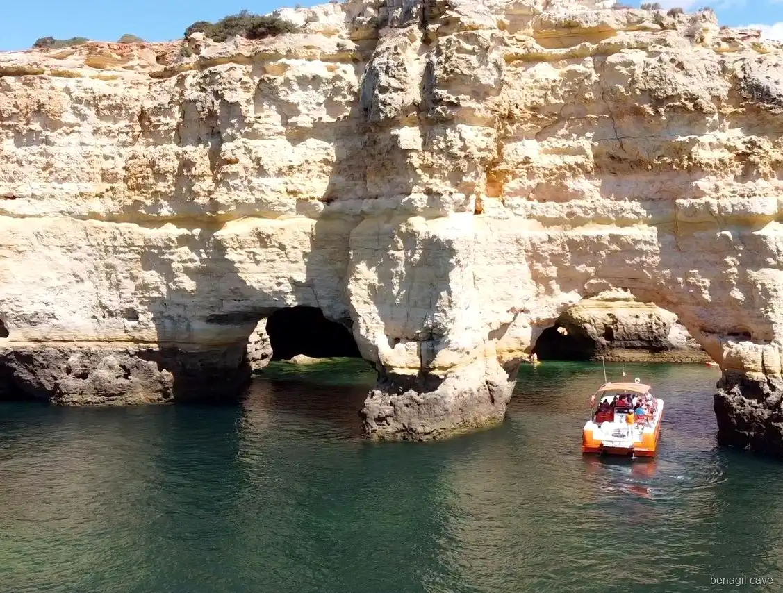 Entrada do Algar de Benagil vista no passeio de barco premium