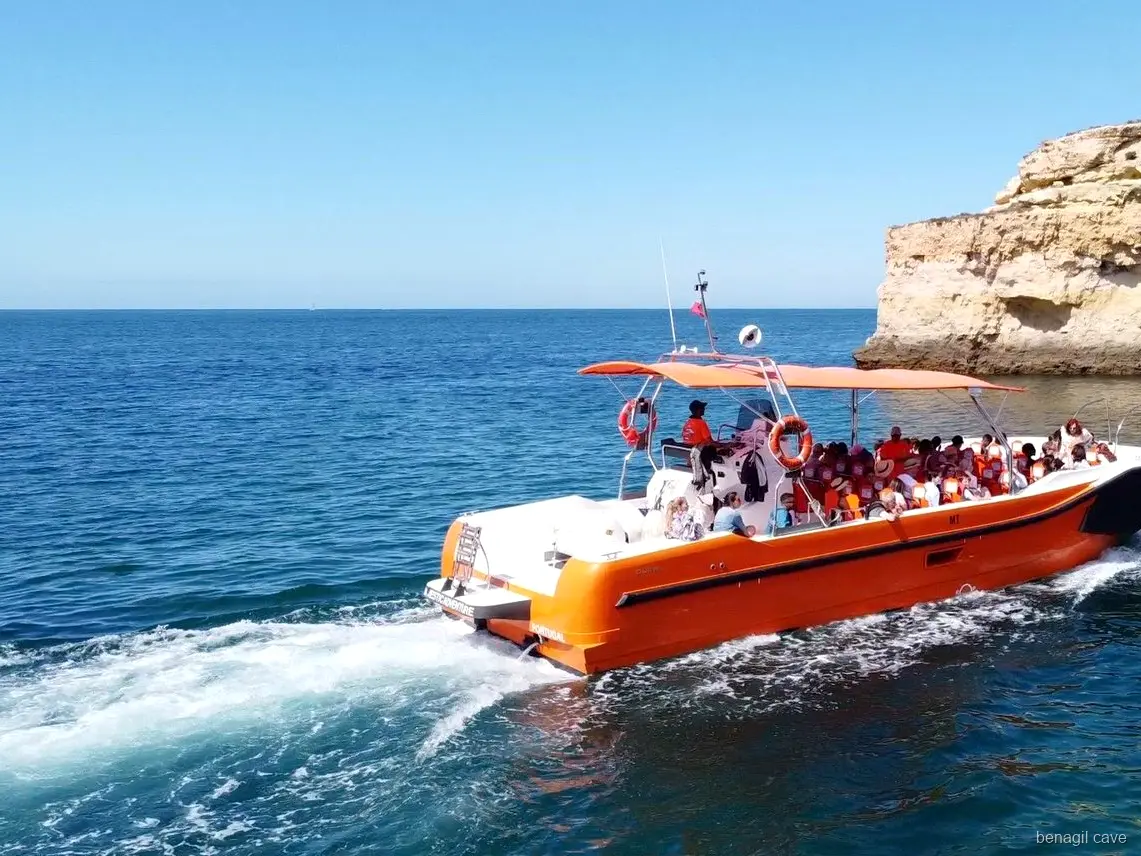 Falésias da costa do Algarve vistas durante a procura de golfinhos perto de Benagil