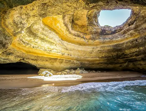 Passageiros de colete salva-vidas na lancha do passeio de barco à Gruta de Benagil