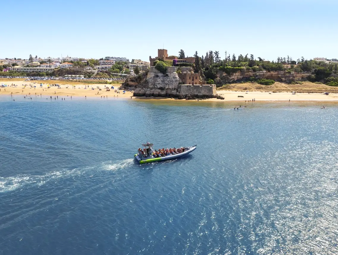 Falésias do Algarve vistas durante a saída ao pôr do sol do passeio de barco à Gruta de Benagil