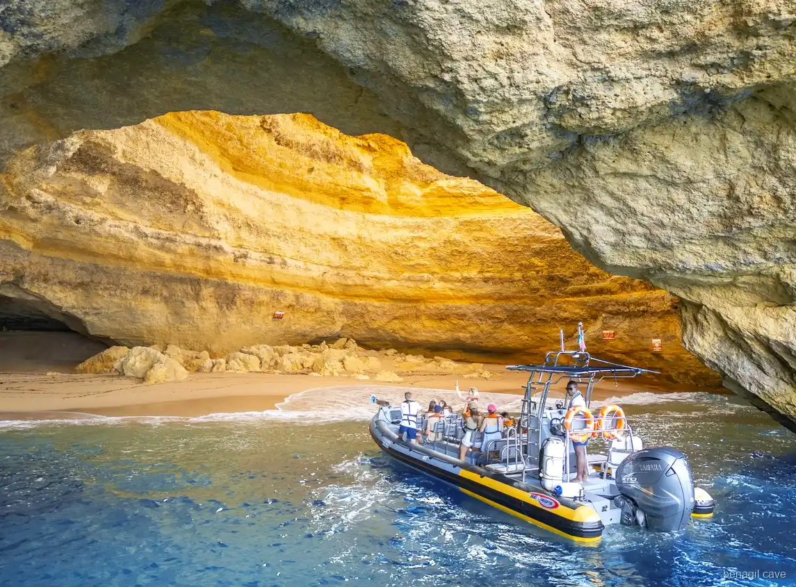 Lancha a aproximar-se da entrada da Gruta de Benagil perto de Portimão