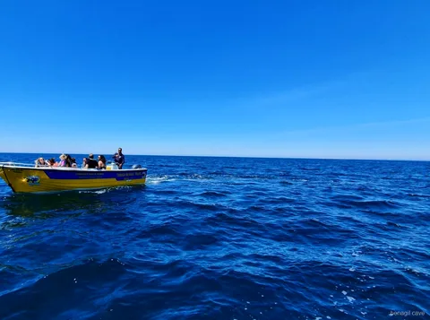 Guia e piloto a preparar o barco para o passeio rápido às Grutas de Benagil