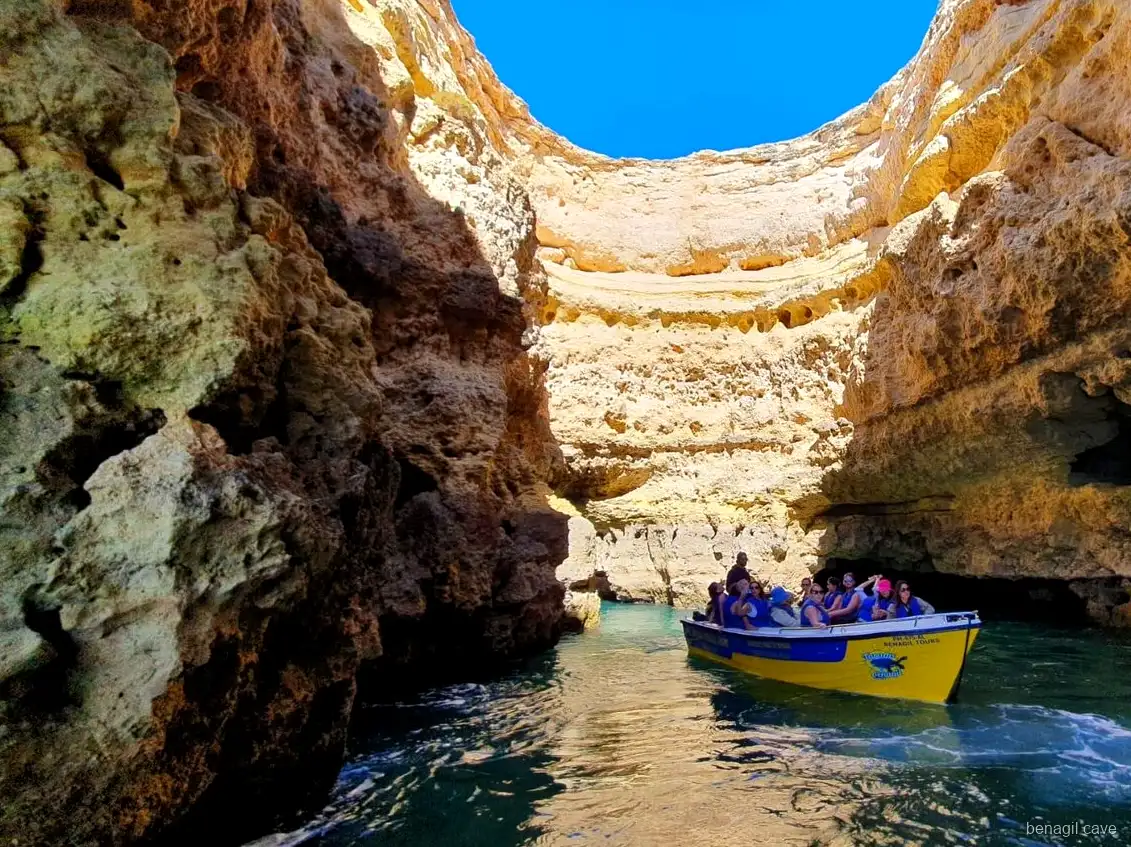 Enseada deserta perto de Benagil visitada no passeio rápido de barco