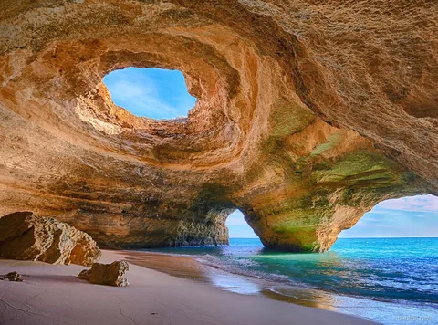 Praticantes de stand up paddle junto às falésias perto da Gruta de Benagil