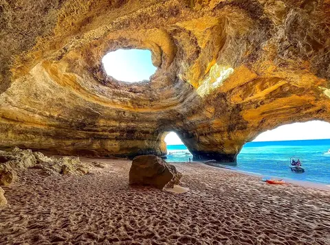Guia a ajustar coletes salva-vidas antes do tour de caiaque às Grutas de Benagil